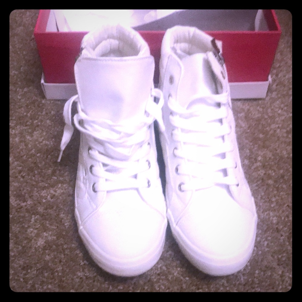 Malonie High top sneakers!!